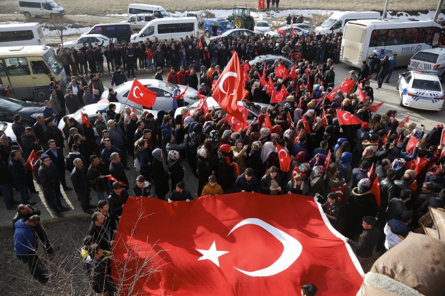 Mehmetçiği Afrin'e binlerce kişi dualarla uğurladı