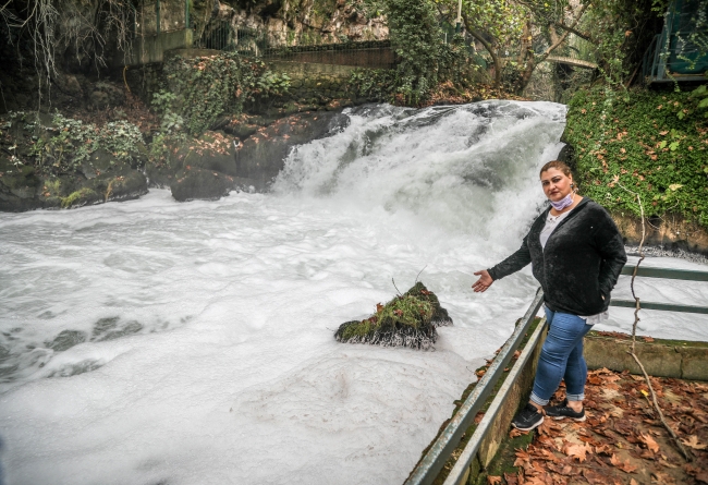 Düden Şelalesi köpürdü, pis koku tepkiye neden oldu