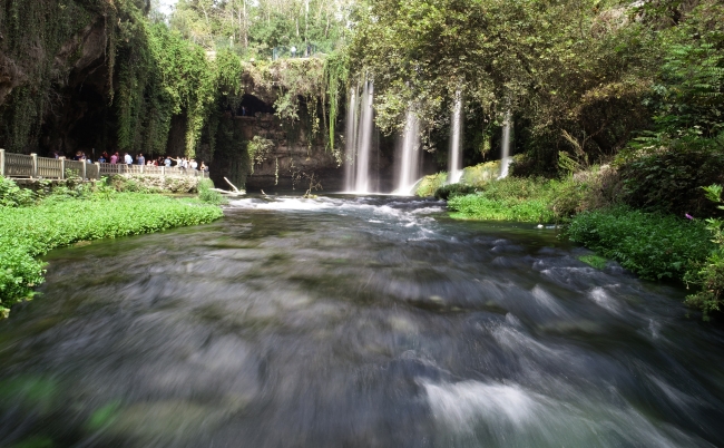 Düden Şelalesi ziyaretçilerine görsel bir şölen sunuyor