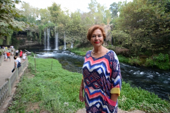 Düden Şelalesi ziyaretçilerine görsel bir şölen sunuyor