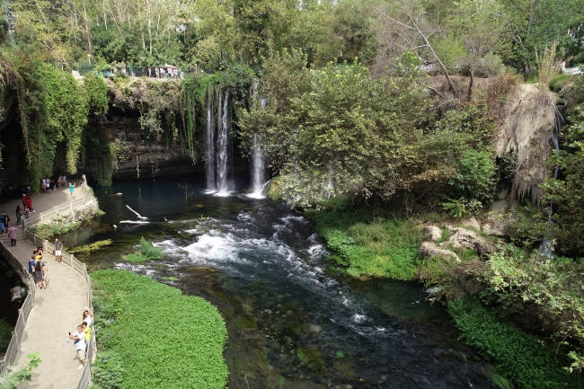 Düden Şelalesi ziyaretçilerine görsel bir şölen sunuyor