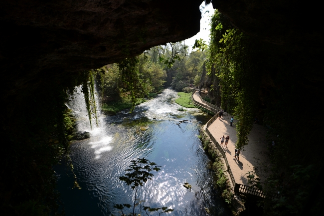 Düden Şelalesi ziyaretçilerine görsel bir şölen sunuyor