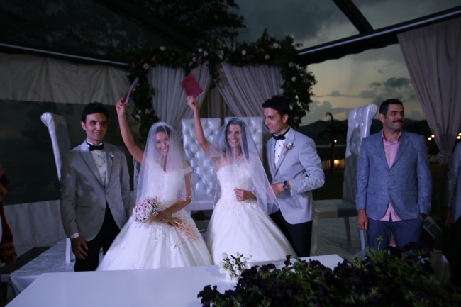 İkizler mutluluğa da birlikte adım attı