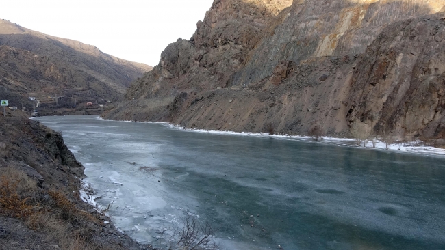 Dünyanın hızlı akan nehirlerinden olan Çoruh Nehri buz tuttu