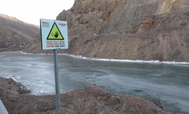 Dünyanın hızlı akan nehirlerinden olan Çoruh Nehri buz tuttu