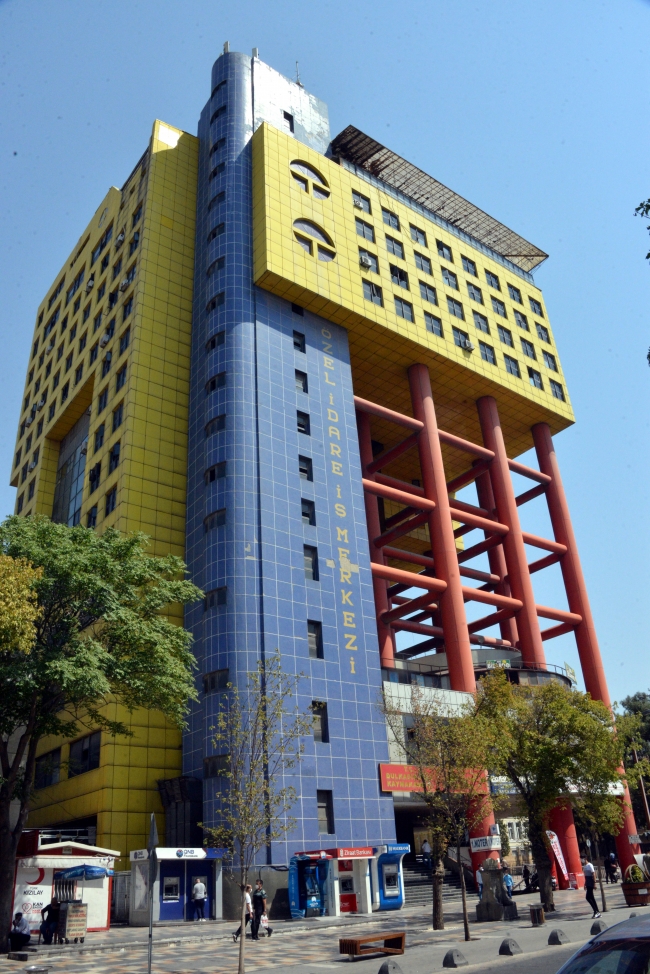 'Dünyanın en saçma binası' yıkılıyor