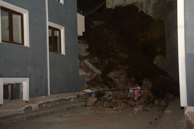 Gümüşhane'de istinat duvarı çöktü