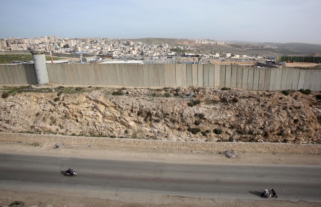 İsrail 'Ayrım Duvarı' ile Filistin halkını birbirinden ayırıyor