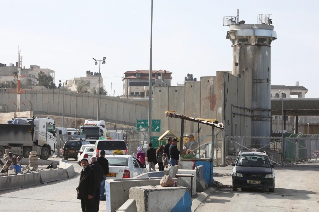 İsrail 'Ayrım Duvarı' ile Filistin halkını birbirinden ayırıyor
