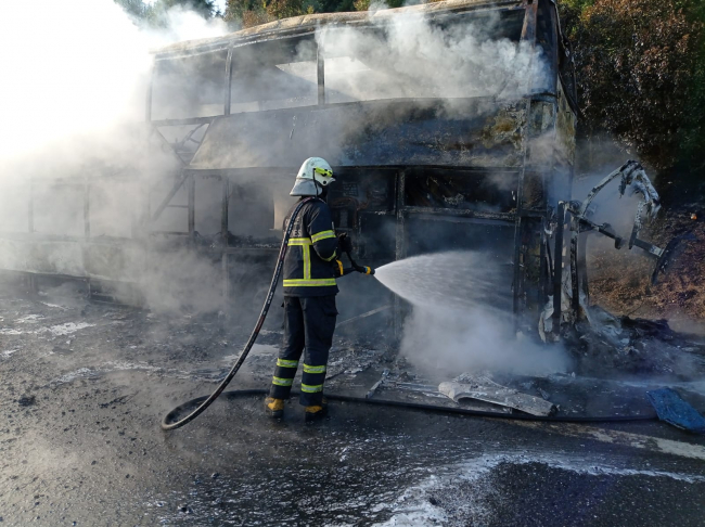 2 katlı yolcu otobüsü alevlere teslim oldu