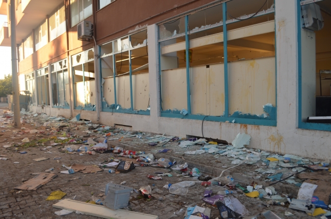 Mardin'de terör örgütü yandaşları marketleri yağmaladı, birçok ev ve işyerini de ateşe verdi. (AA)
