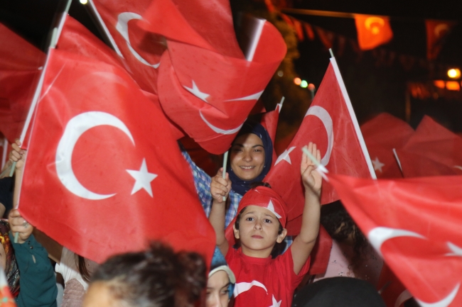 Milyonlar şehitler için meydanlara indi