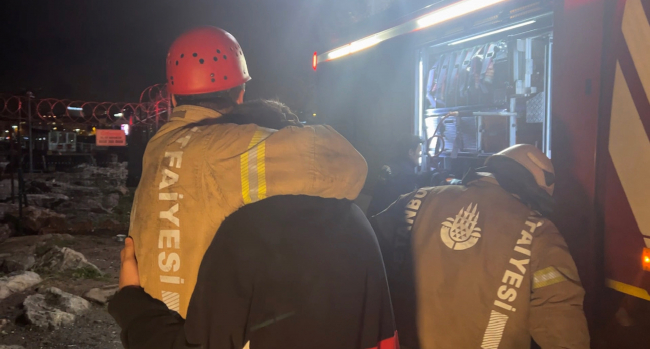 Düşen telefonunu almak isterken kayalıklara sıkıştı