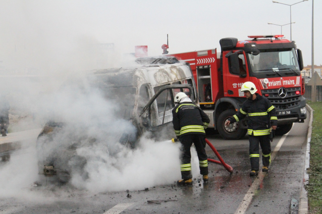 Seyir halindeki minibüs alev aldı