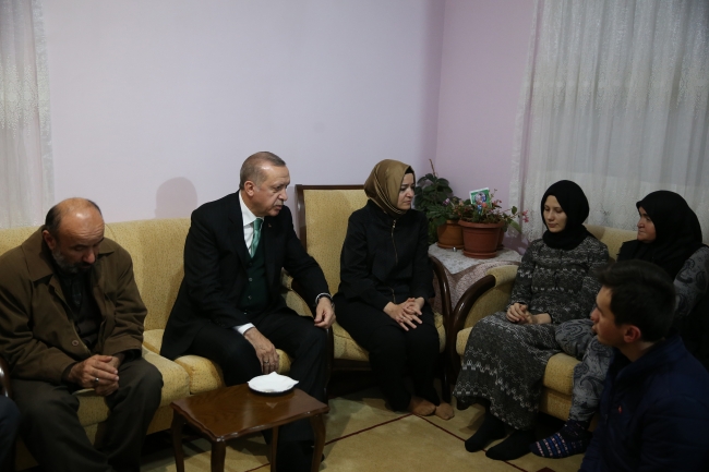 Cumhurbaşkanı Erdoğan'dan Afrin şehidi Özalkan'ın ailesine taziye ziyareti