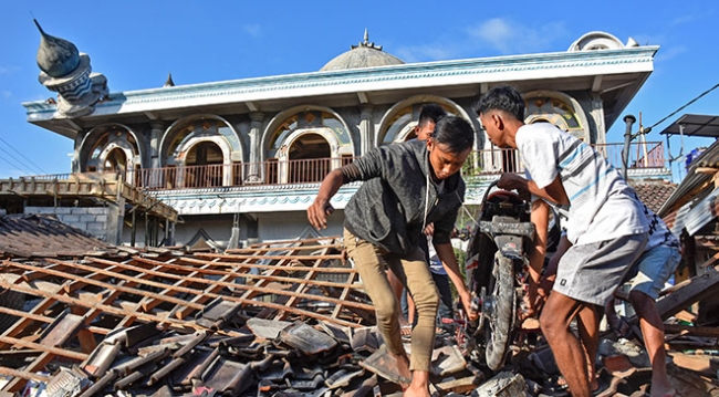 Endonezya'da 7 büyüklüğünde deprem: 91 kişi öldü