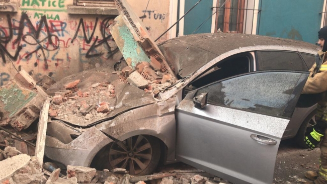 İstanbul Fatih'te 3 katlı eski bina çöktü