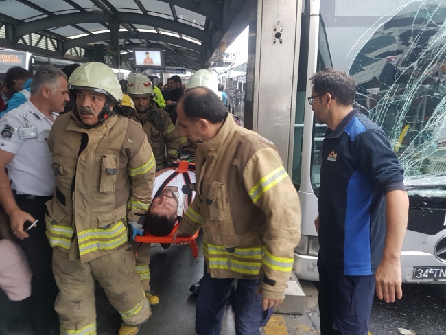 Beylikdüzü'nde metrobüs kazası: 6 yaralı