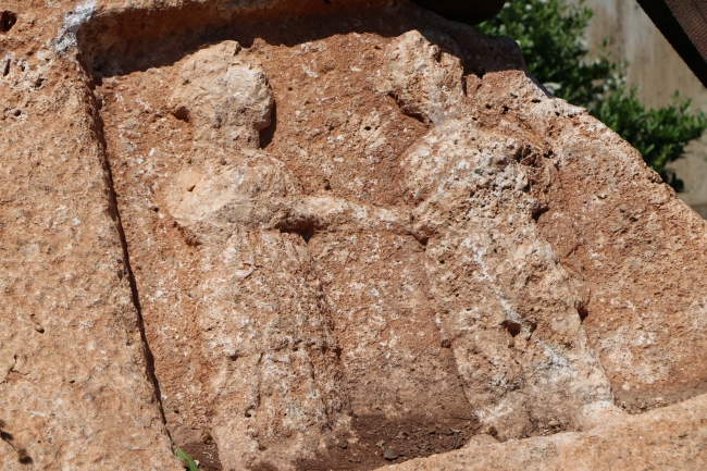 10 tonluk kayadan Roma dönemine ait "veda sahnesi" çıktı