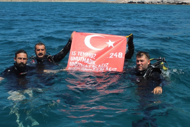 Engelli rekortmen 15 Temmuz şehitleri için daldı