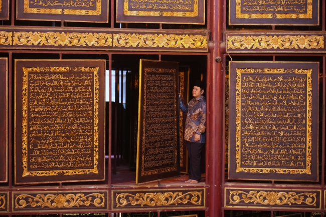 Ahşap Kur'an-ı Kerim'e dünyanın dört bir yanından ziyaretçi akını