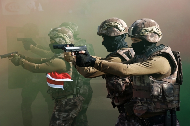 Özel harekatçılardan gerçeğini aratmayan tatbikat