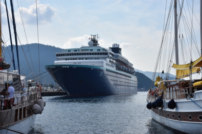 'Yüzen otel' Marmaris'e bin 540 yolcu getirdi