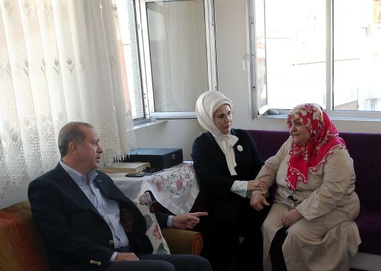 Erdoğan'dan demokrasi şehitlerinin ailelerine ziyaret