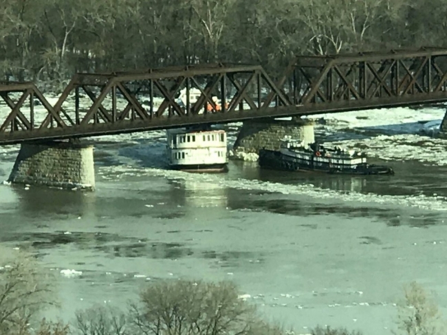 ABD'de sürüklenen gemiler demir yolu köprüsüne çarptı