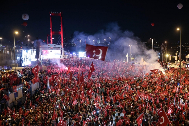 Milyonlar şehitler için meydanlara indi