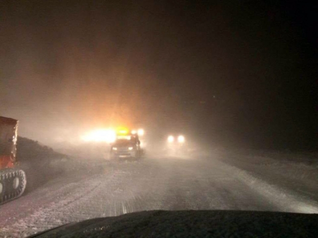 Yollar kapandı, yaklaşık 200 kişi kayak merkezinde mahsur kaldı