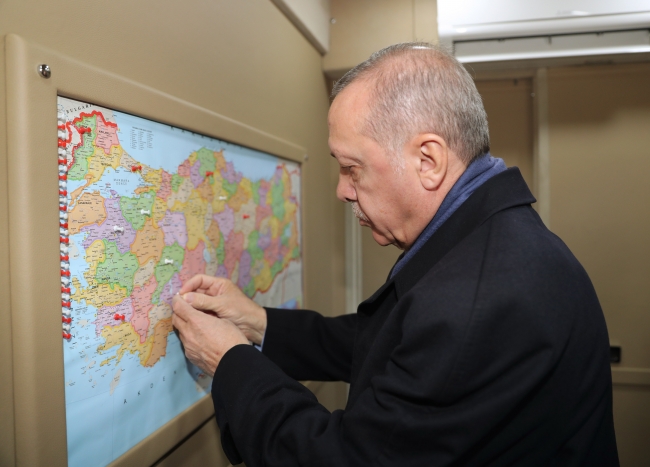 Cumhurbaşkanı Erdoğan, Türk bayrağı motifiyle dokunan halıya düğüm attı