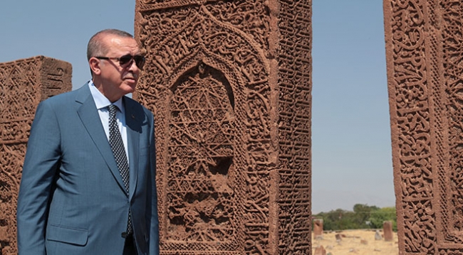 Cumhurbaşkanı Erdoğan, Selçuklu Mezarlığı'nı ziyaret etti