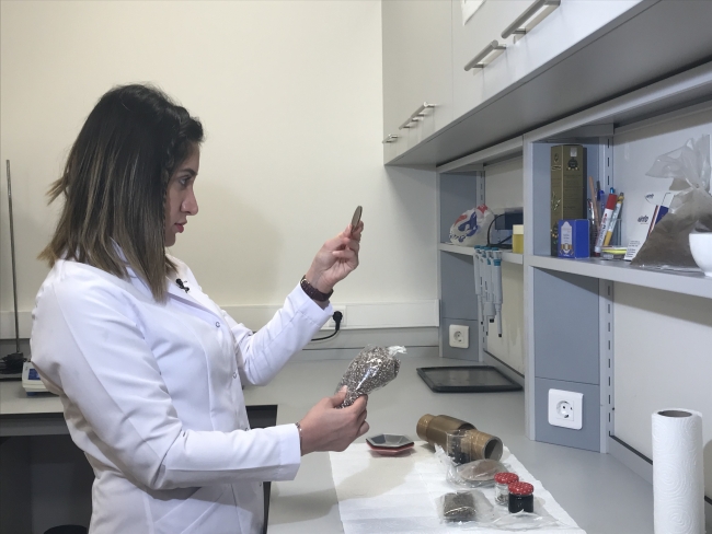 Babasının alışkanlığından ilham alarak, doğaya zararsız plastik üretti