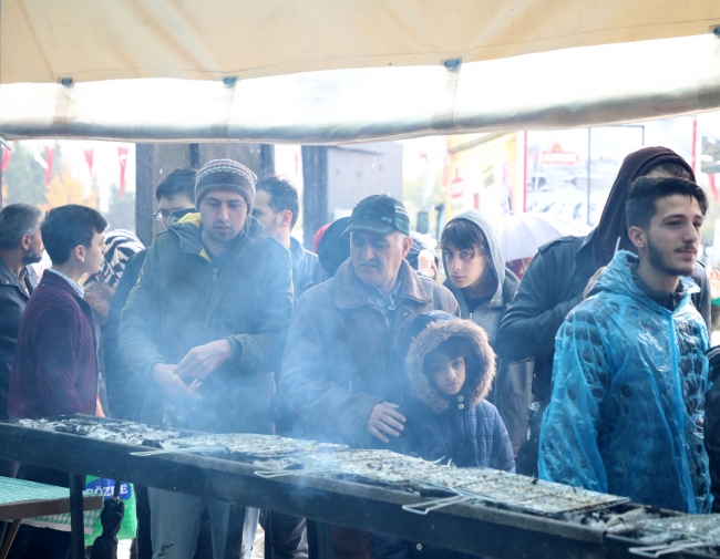 2 günde ayıklanan 1,5 ton hamsi 2 saatte tüketildi