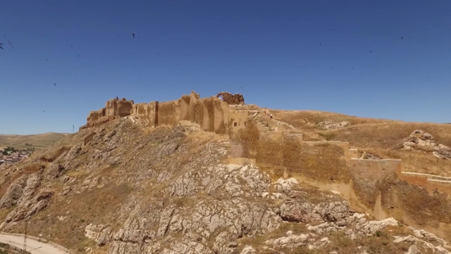 Bayburt Kalesi'nde tarihi kalıntı ve eserlere ulaşıldı