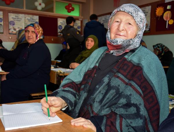 Cumhurbaşkanı Erdoğan sayesinde hayatının ikinci baharında kalemi eline aldı