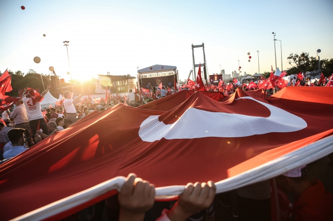 15 Temmuz Şehitler Köprüsü'nde insan seli