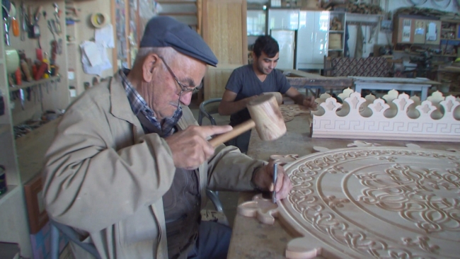 Afyonkarahisar'daki camileri İlyas Özbay'ın eserleri süslüyor