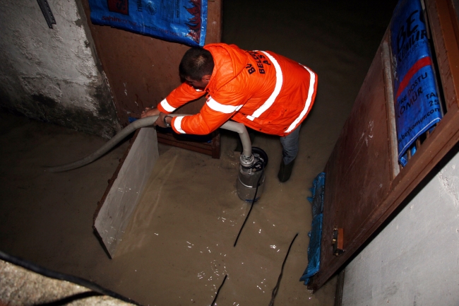 Sağanak Beypazarı'ndaki evleri su ile doldurdu