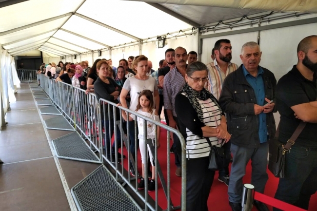 Yurt dışındaki seçim sandıklarında uzun kuyruklar oluştu