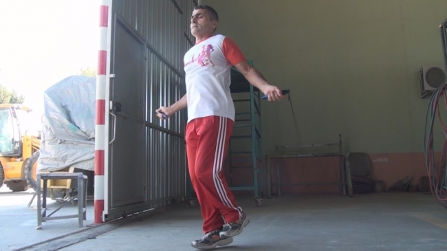 Tek ayak üzerinde ip atlayarak Guinness'e girmeye hak kazandı