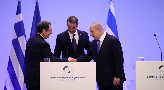 İsrail Başbakanı Binyamin Netanyahu, Yunanistan Başbakanı Kiriakos Miçotakis ve Rum Yönetimi lideri Nikos Anastasiadis, EastMed Gaz Boru Hattının anlaşmasını imzaladıktan sonra el sıkıyor. Kaynak: Reuters