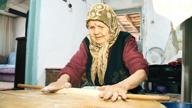 Süper nine enerjisiyle gençlere taş çıkarıyor