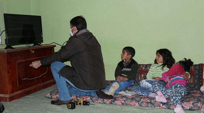 Evleri yanan kardeşlere derslerini takip edebilmeleri için televizyon hediye edildi