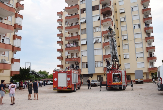 Kocasına kızdı, eşyalarını balkonda ateşe verdi