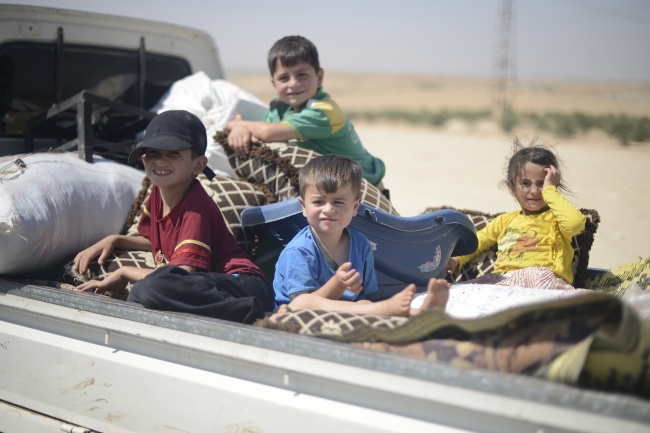 Rakka'da toplu mezarlardaki siviller yeniden defnediliyor