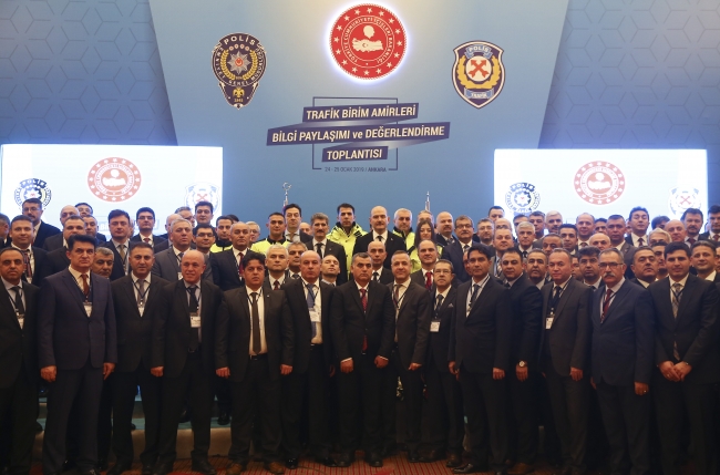 Trafik polislerinin yeni kıyafetleri tanıtıldı