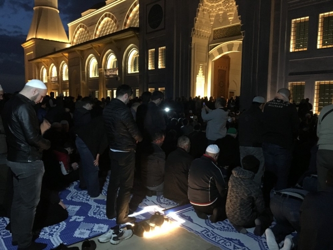 Çamlıca Camii'nde sabah namazı buluşması
