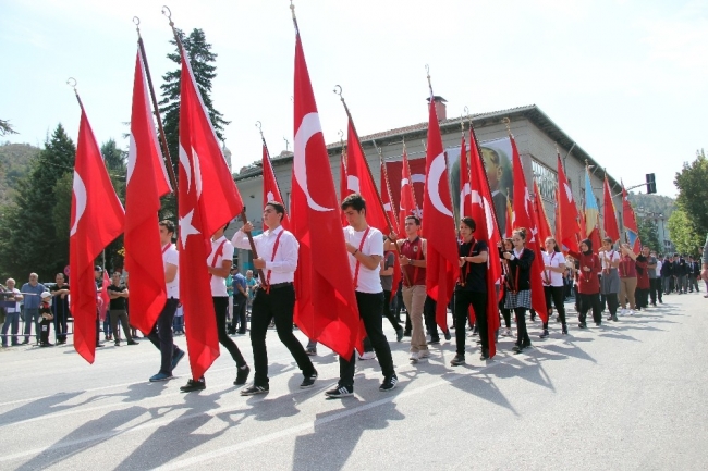 Komandoların Zeybek oyunu Zafer Bayramı'na damga vurdu